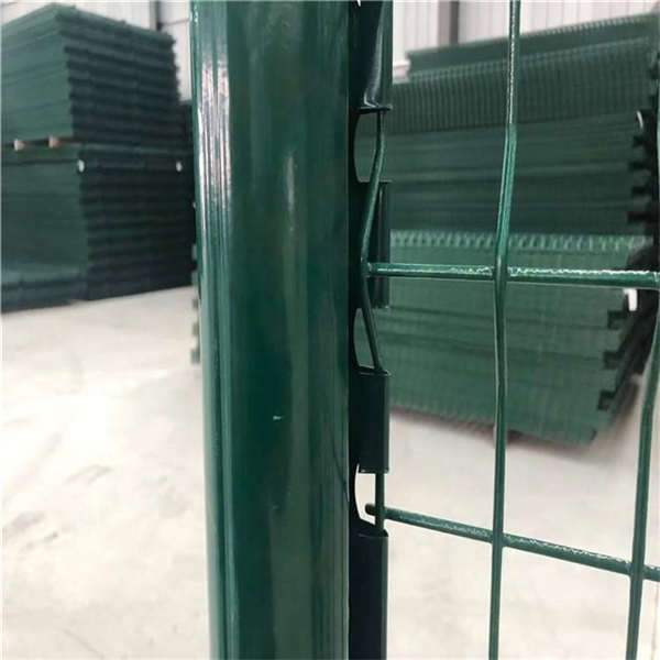 簡單圈地雙邊護(hù)欄網(wǎng) 綠色彎頭防護(hù)網(wǎng) 廠區(qū)工業(yè)區(qū)外墻鐵圍欄