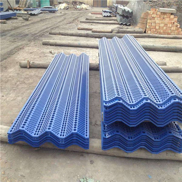 公路路邊藍色網(wǎng)揚塵污染治理 電廠金屬防塵網(wǎng) 鐵板擋風(fēng)網(wǎng)
