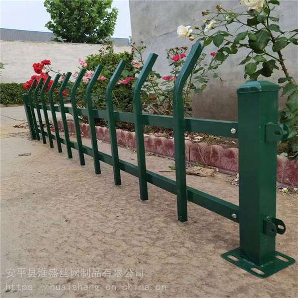 50公分折彎綠化帶柵欄 組裝式鍍鋅防護(hù)網(wǎng) 墨綠色路邊鐵藝欄桿