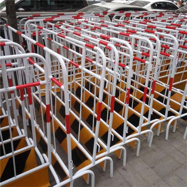 黃黑色鐵馬帶輪子圍欄 修路護(hù)欄網(wǎng) 施工加厚圓管隔離網(wǎng)