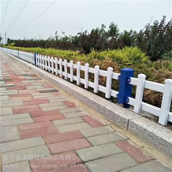 城鎮(zhèn)道路花池柵欄 鄉(xiāng)村改建綠化帶護(hù)欄 鍍鋅管噴涂鐵藝防護(hù)網(wǎng)